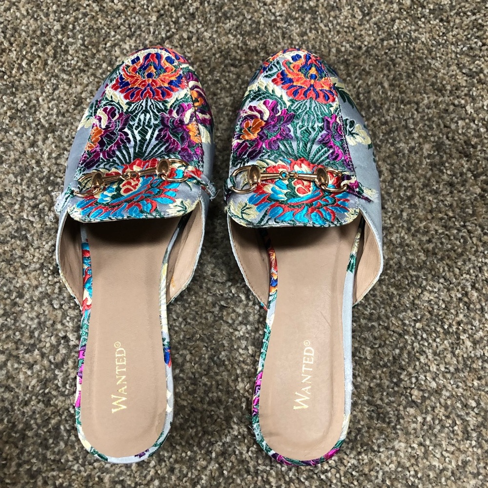 Beautiful embroidered mules/flats!